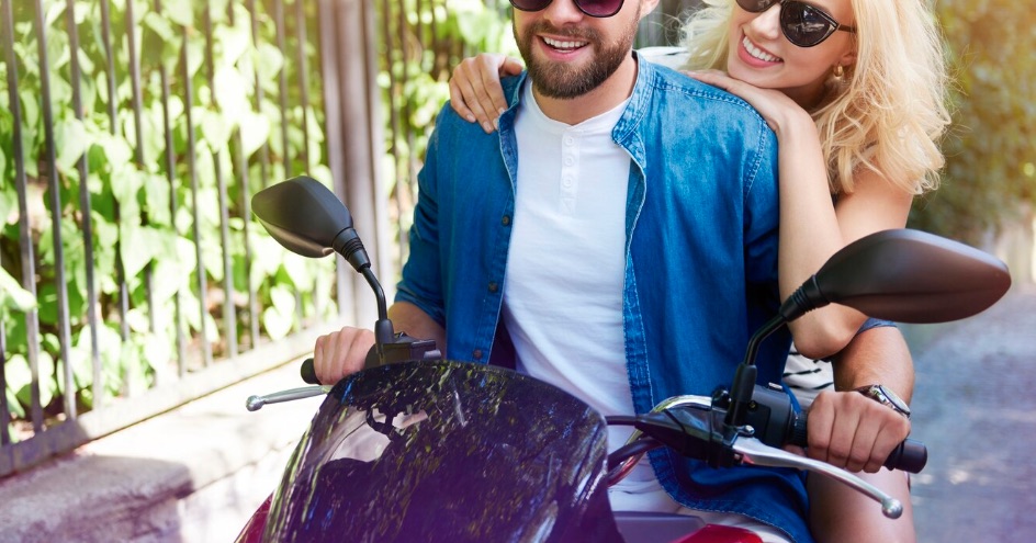 Coppia con automobile moderna